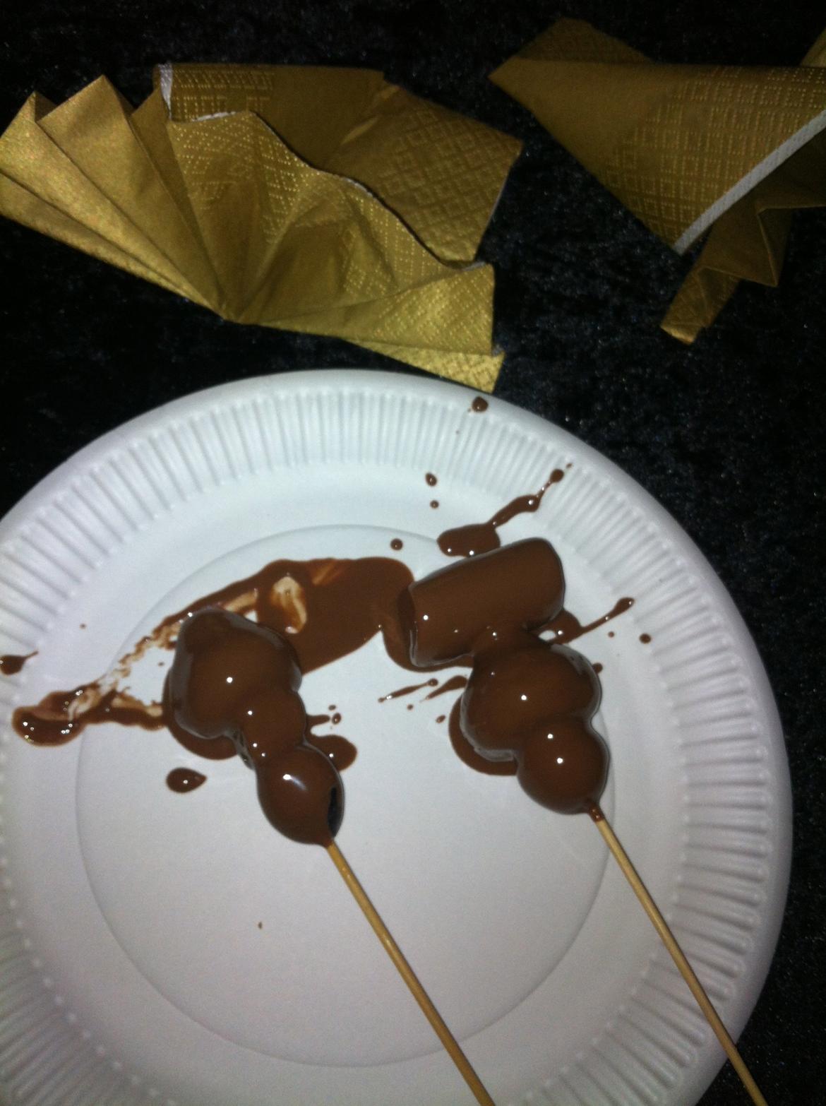 Chokolade vandfald med spyd!<3 LOVE IS IN THE AIR!<3 XD - *Savler* LÆKKERT!<3 med jordbær, og skumfidus-spyd! :P<3<3<3<3<3<3<3 billede 15