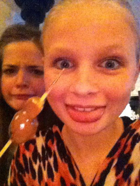 Chokolade vandfald med spyd!<3 LOVE IS IN THE AIR!<3 XD - Mig og spyd og Annika i baggrunden! XD<3<3<3 billede 17