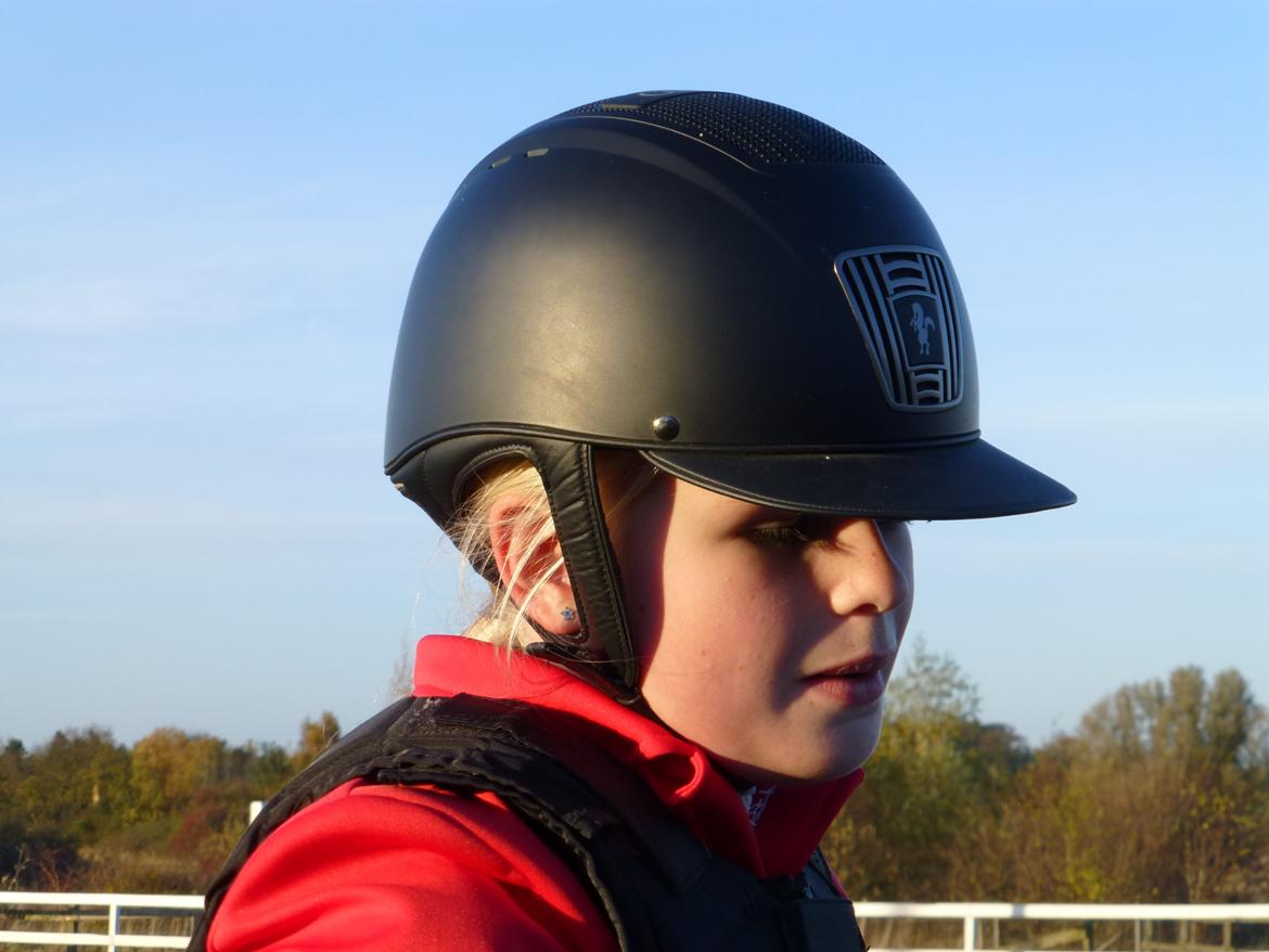 Stævnebilleder fra Vestervang Rideklub!<3 - Hende den mærkelige med hjelm på! :D billede 13