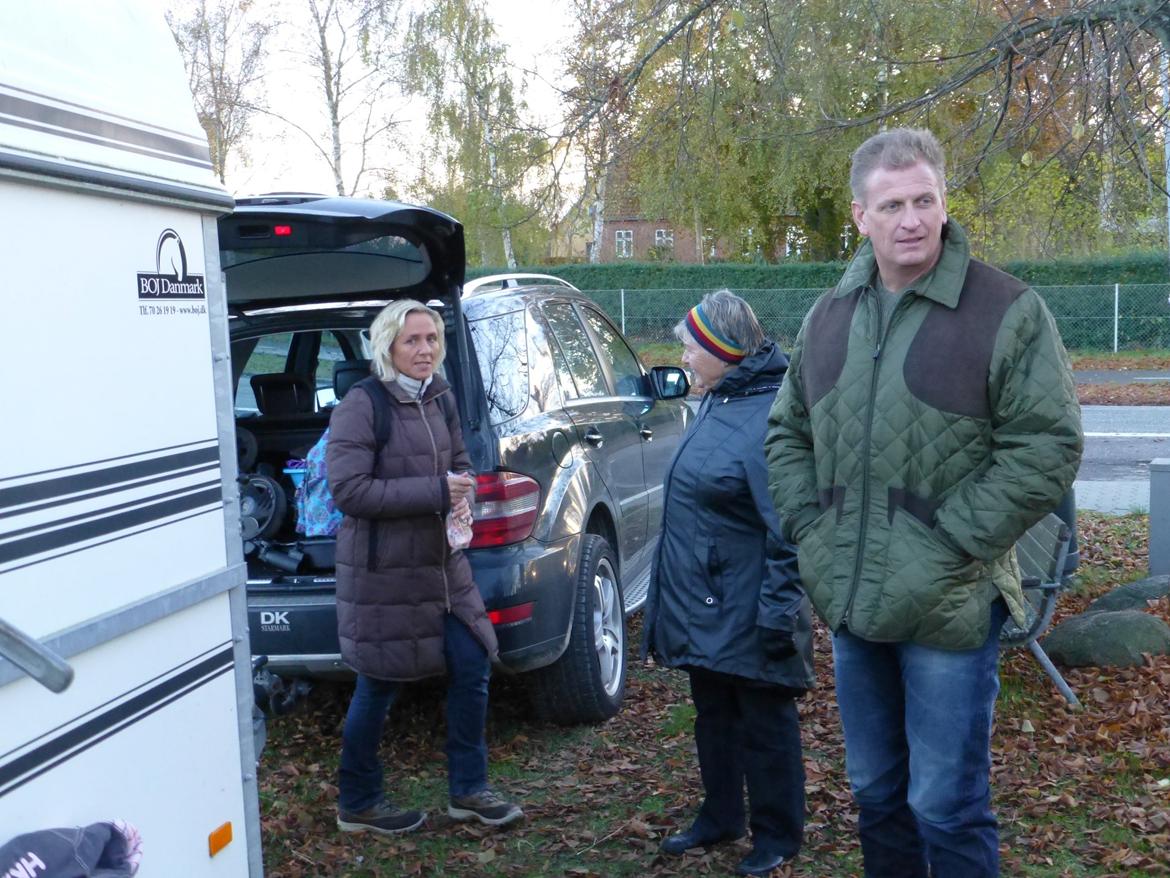 Stævnebilleder fra Vestervang Rideklub!<3 - Fra venstre: Min mor(Anette), Min mormor(Elin) og min far(Claus) billede 21
