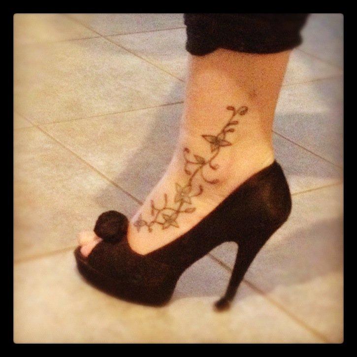 Mine tatoveringer :) - min tatovering på foden. Har selv tegnet den :) billede 1