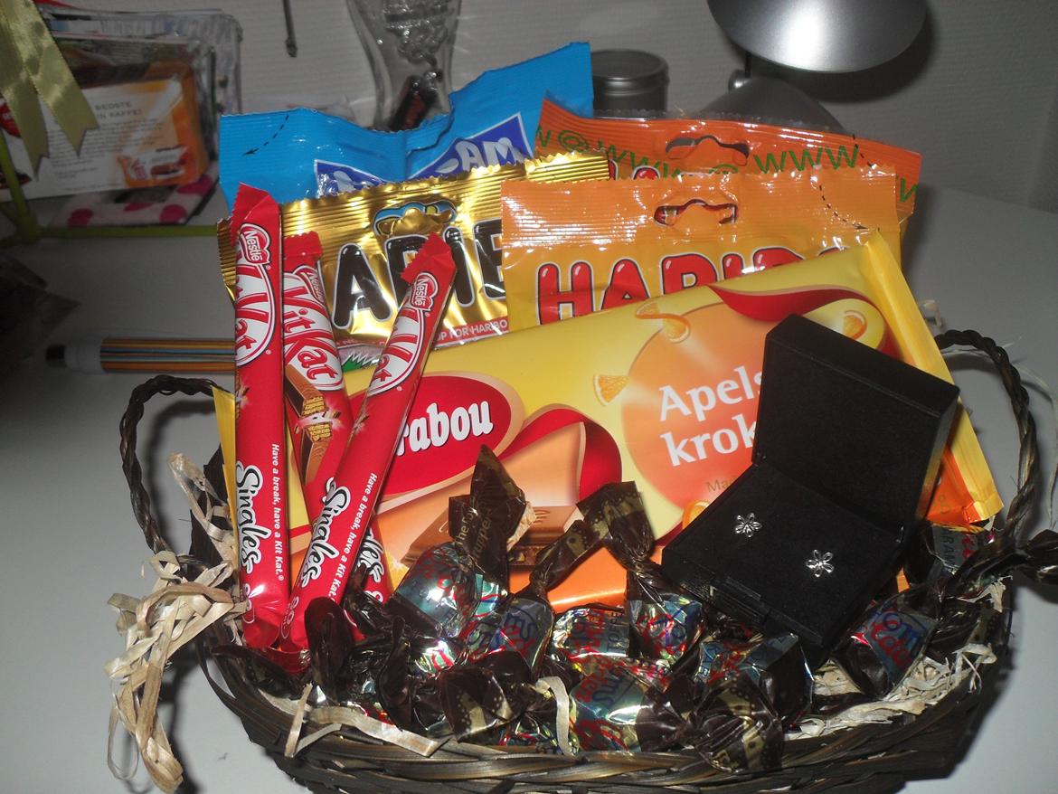 Mine julegaver 2012!  - Dejlig slikkurv og søde øreringe fra min fantastiske roomie :) billede 6