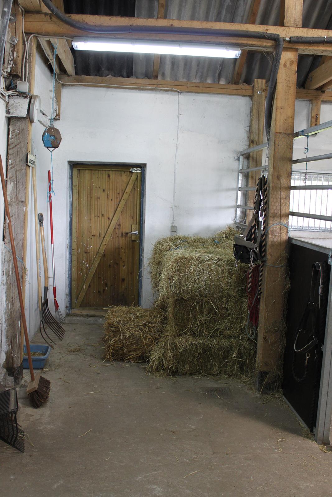 Mit dejlige hjem - Stald Midtkobbel - Opbevaring af hø og udgang til terrasen  billede 3