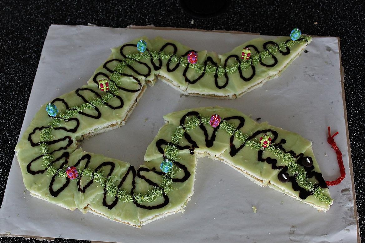 Sjove og flotte kager- Mit lille konditori <3 - Slange sandwichkage-Mariehøne lagkage-Til min lillesøsters fødselsdag. (inspiration fra kage bog.) billede 3
