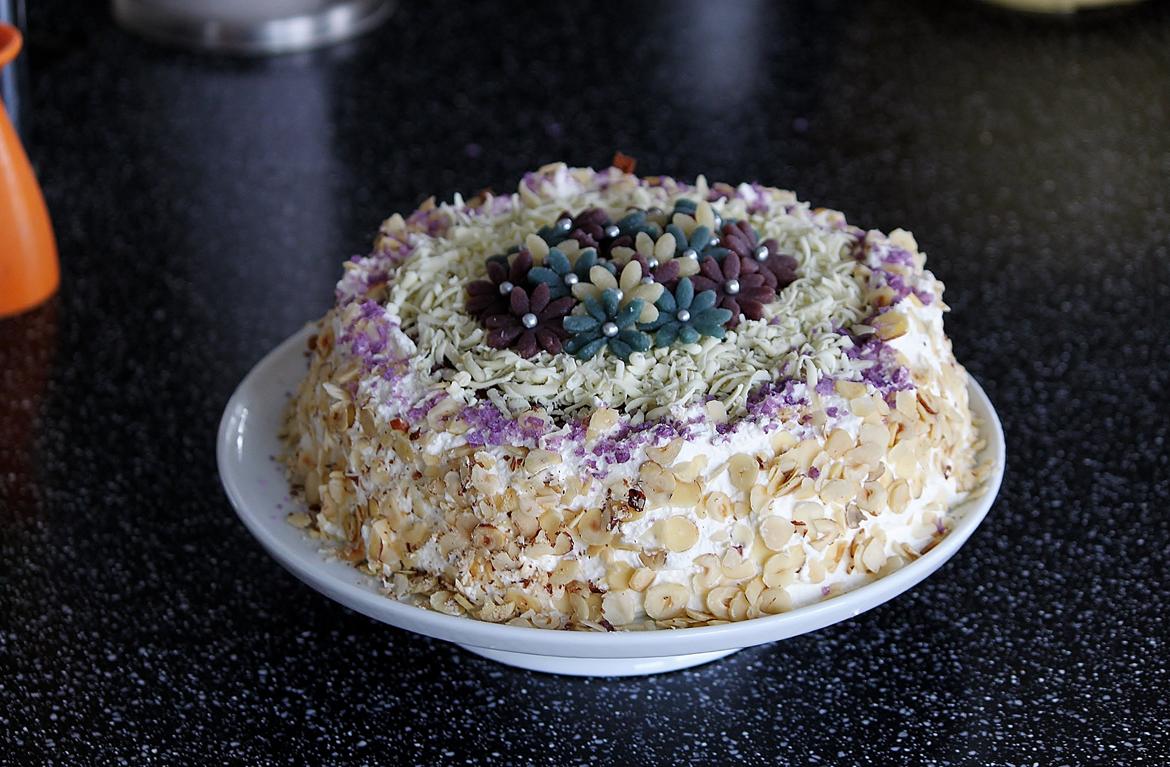 Sjove og flotte kager- Mit lille konditori <3 - Blomsterlagkage med hindbærfyld-Til min mors fødselsdag. Fra min egen opskrift. billede 4