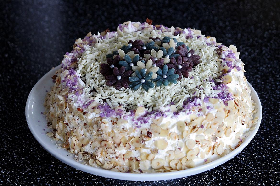 Sjove og flotte kager- Mit lille konditori <3 - Sider af flødeskum med hasselnødde splinter. billede 6