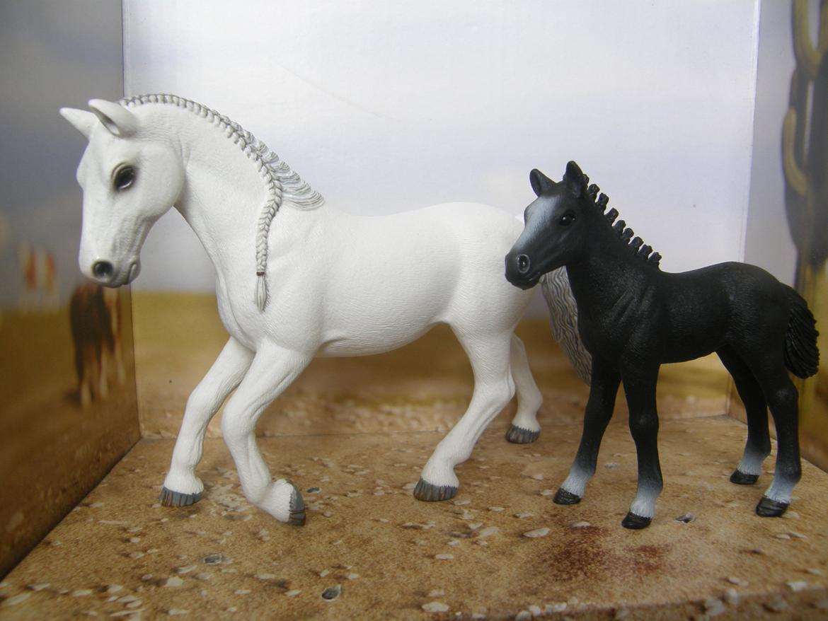 Mine Schleich Dyr - Navn: Esperanza Race: Lipizzaner Køn: Hoppe Alder: 10 år Føls navn: Hindbærgårdens Elana Race: Lipizzaner Køn: Hoppe Alder: 3 mdr. Satmtavle: Mor: Esperanza Far: Don Diego billede 154