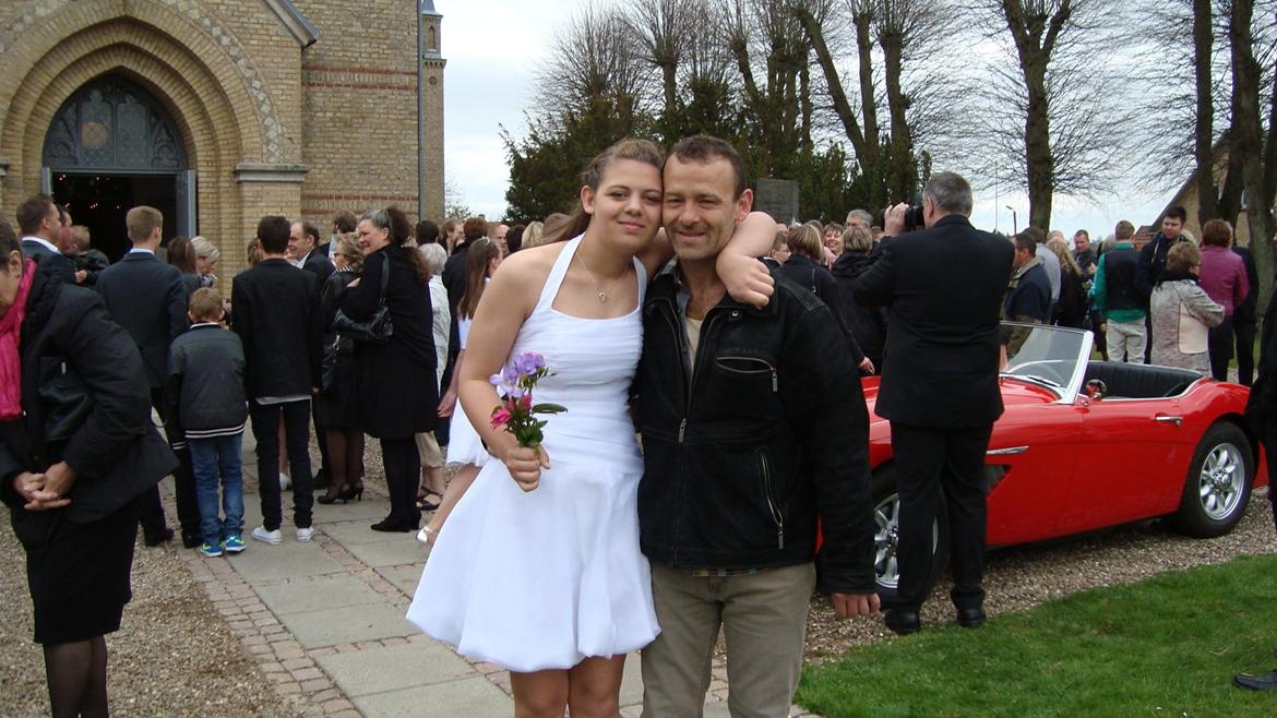 konfirmation d. 28/4-13<3<3 - foran kirken :* billede 1