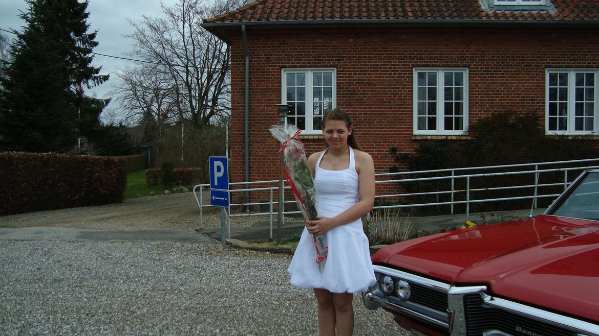 konfirmation d. 28/4-13<3<3 - mig og de roser jeg fik <3 billede 8