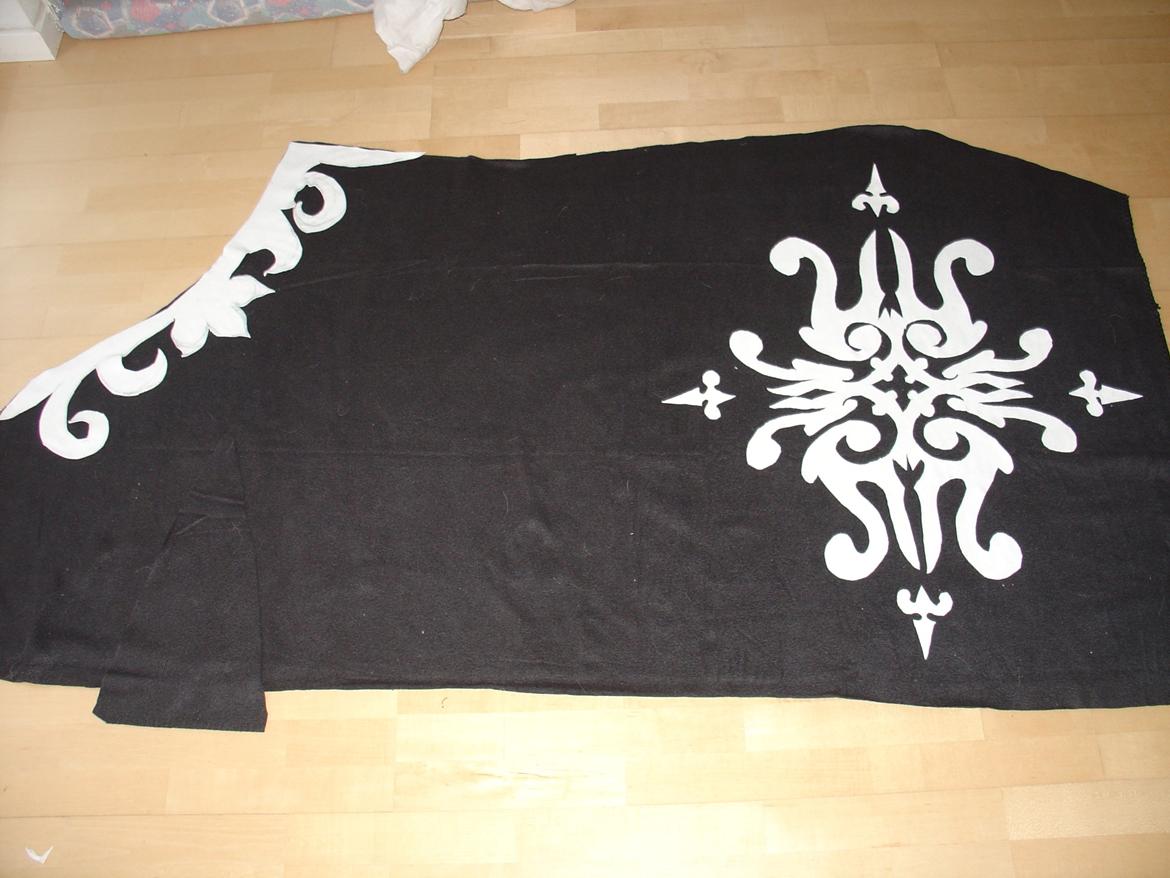  hjemmelavet lammeunderlag, stangmåler, flecetæppe, regndækken, rebgrime, mm.  - Igangværende projekt..., er næsten syet færdigt, men last (som nu hedder lucas) er jo flyttet hejmmefra... så nu er motivationen til at få det færdigt ikke så stor :-/ billede 2