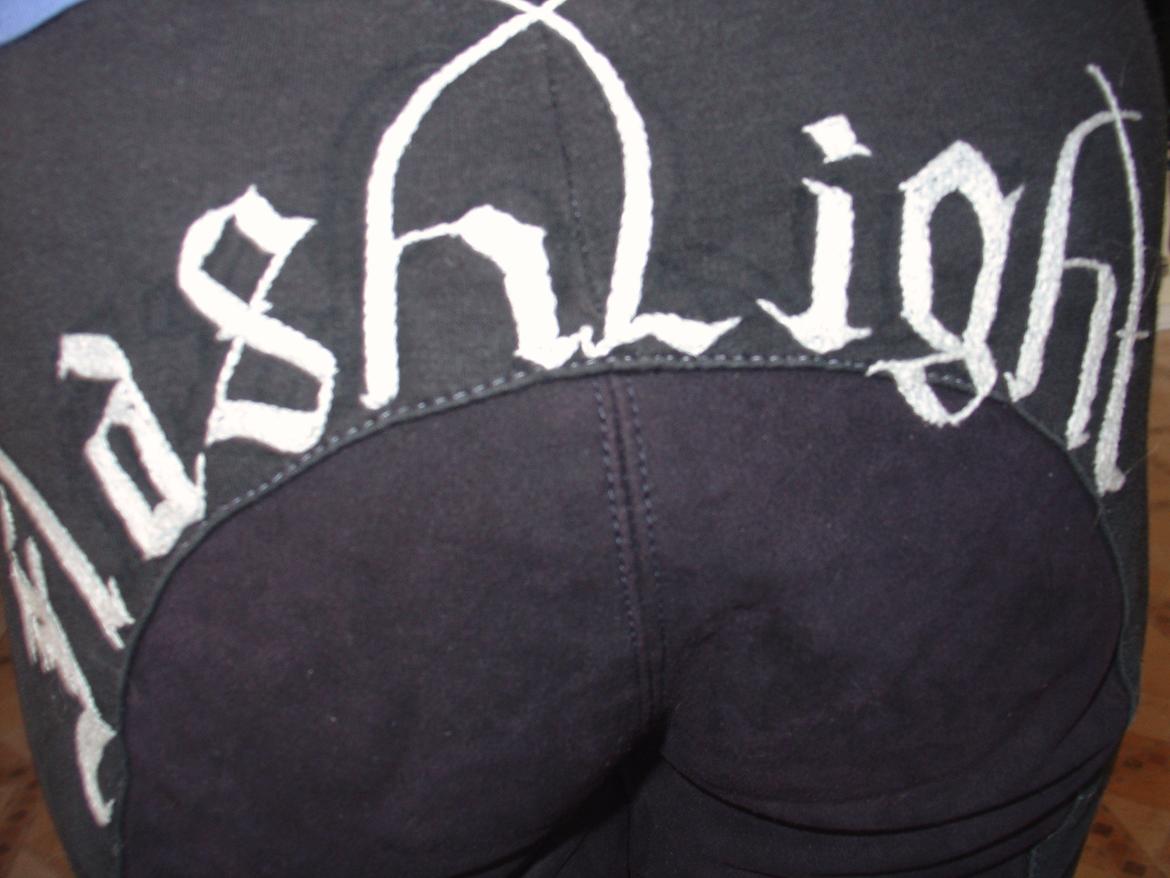  hjemmelavet lammeunderlag, stangmåler, flecetæppe, regndækken, rebgrime, mm.  - Håndbroderet navn på mine ridebukser... skal vel lave mig et par med en anden tekst billede 14