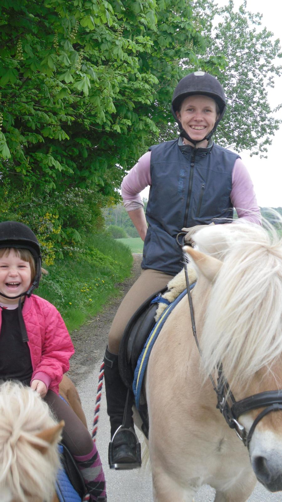 Mor datter på tur. - Lidt for tæt på fotografen ;) billede 6