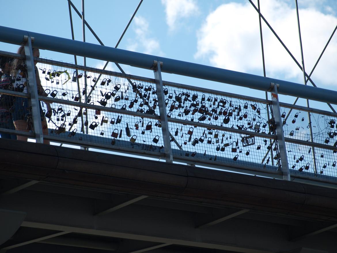 Min ferie i polen sommer 2013 - en masse hængelåse som var låst fast til en bro  billede 32