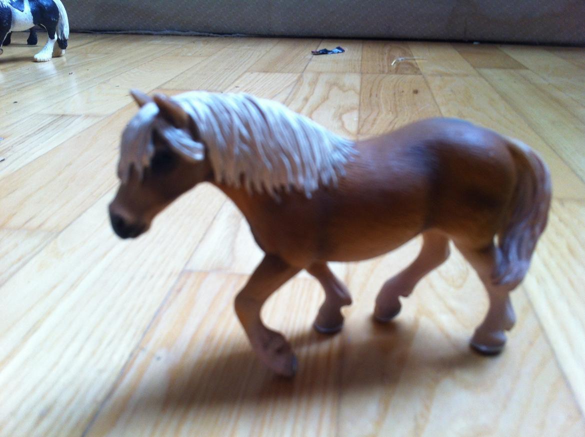 Mine Schleich Heste - tøzzen Køn:hoppe alder:16 stg:144 Race:Haflinger bruges til: maunted games (hende vi solgte Tøzzen fortrød hende og nu har vi hende igen <3 ) billede 17