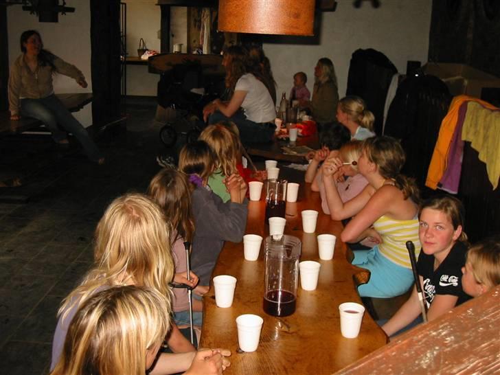 Østerlund Ridelejr - Rytterstuen hvor vi spiser synger og hygger os. billede 4