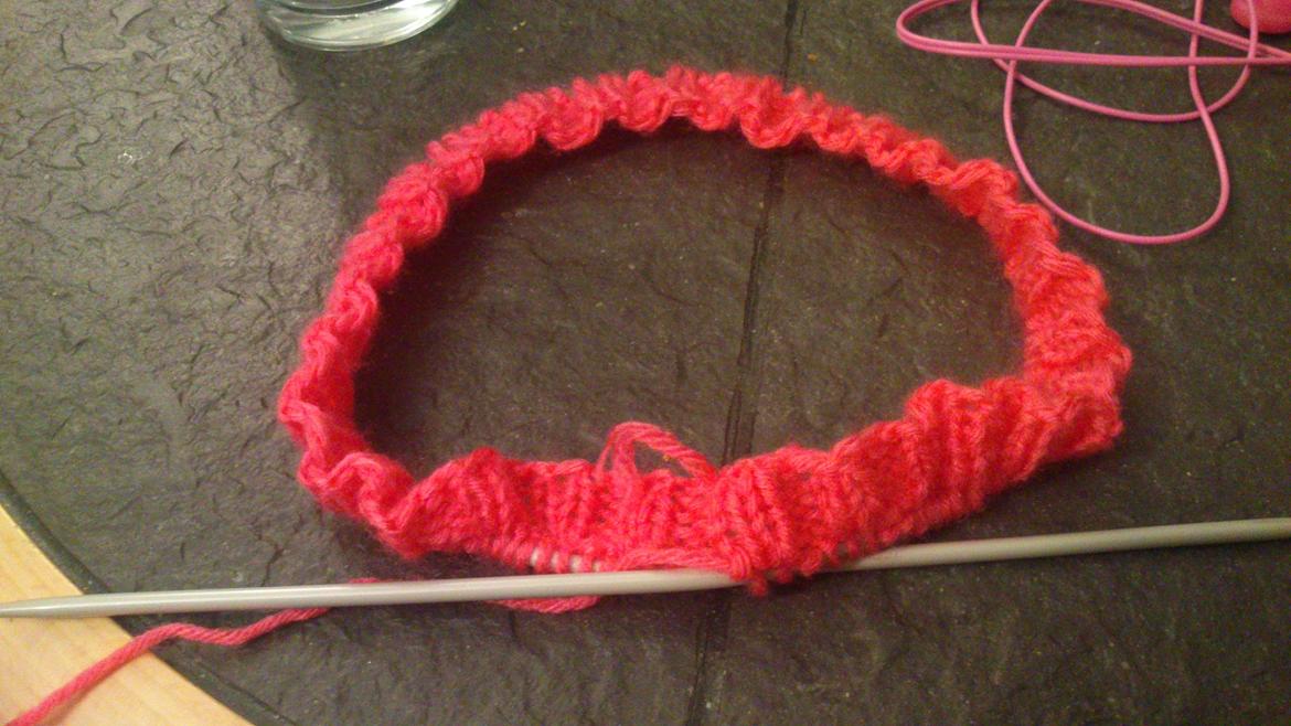 min kreativitet - lige startet :D det skal blive til en hat :D billede 18