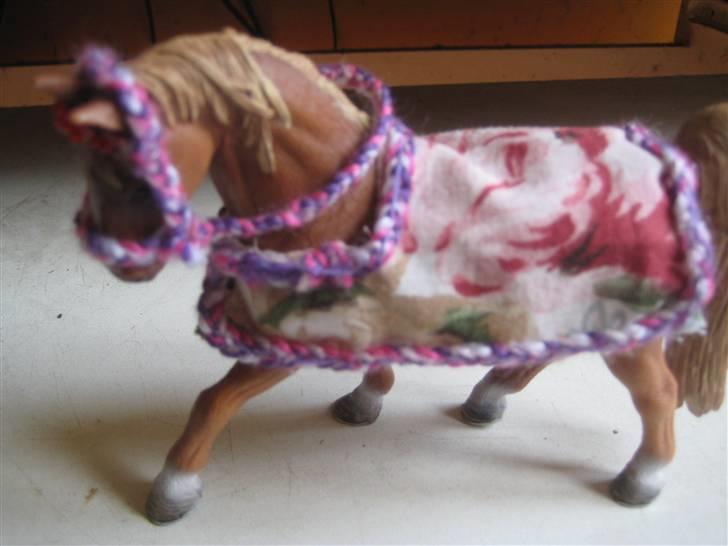 Mit Schleich udstyr - Sæt:
Rose dækken med lilla, pink og hvid flettet kant
Lilla, hvid og pink trense
Trensen har på monteret pandebånd med røde sten (perler) billede 13