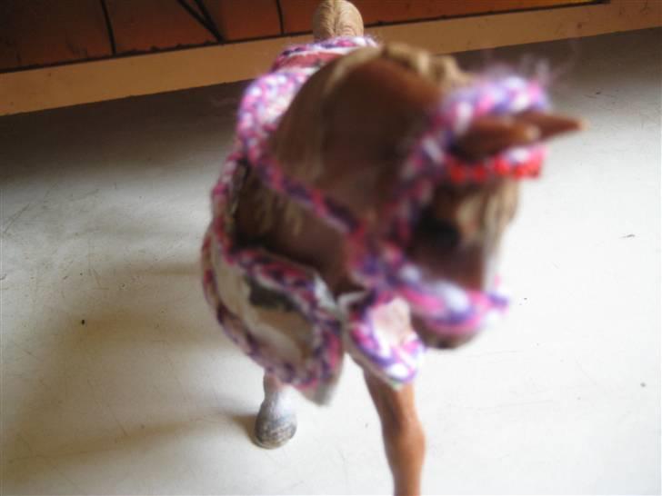 Mit Schleich udstyr - Sæt:
Rose dækken med lilla, pink og hvid flettet kant
Lilla, hvid og pink trense
Trensen har på monteret pandebånd med røde sten (perler) billede 14