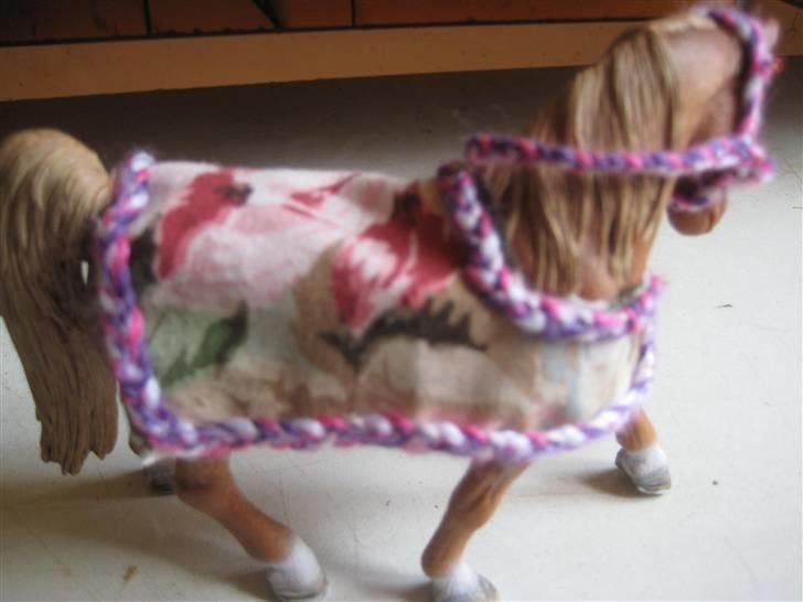 Mit Schleich udstyr - Sæt:
Rose dækken med lilla, pink og hvid flettet kant
Lilla, hvid og pink trense
Trensen har på monteret pandebånd med røde sten (perler) billede 15