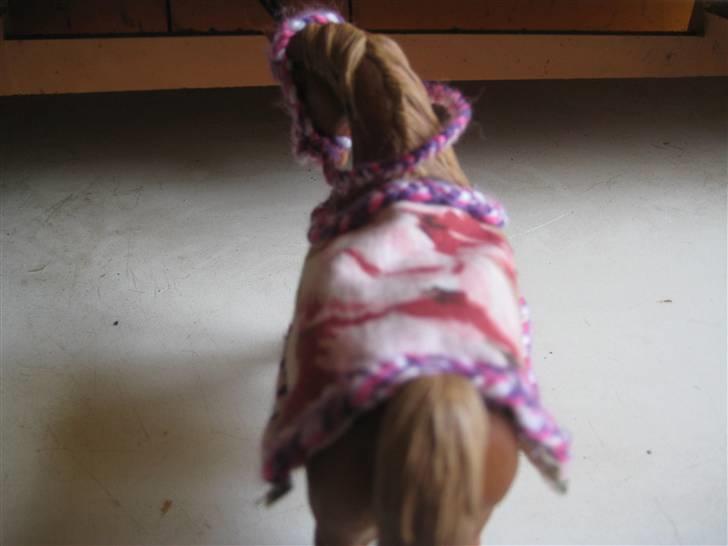 Mit Schleich udstyr - Sæt:
Rose dækken med lilla, pink og hvid flettet kant
Lilla, hvid og pink trense
Trensen har på monteret pandebånd med røde sten (perler) billede 16