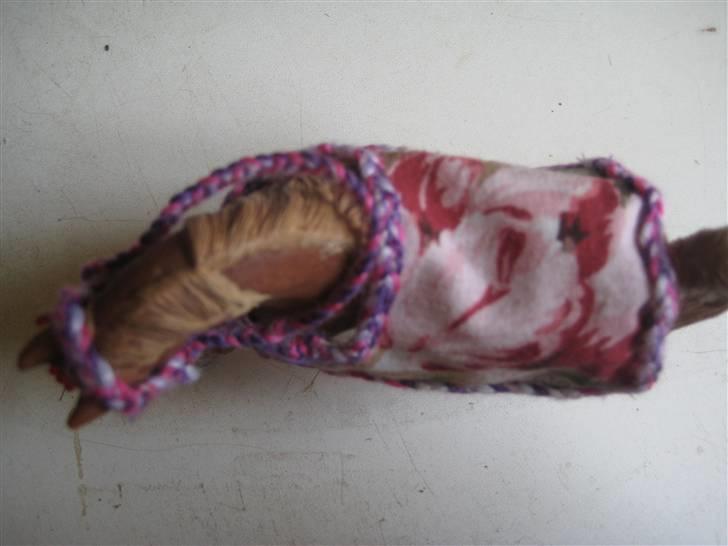 Mit Schleich udstyr - Sæt:
Rose dækken med lilla, pink og hvid flettet kant
Lilla, hvid og pink trense
Trensen har på monteret pandebånd med røde sten (perler) billede 17