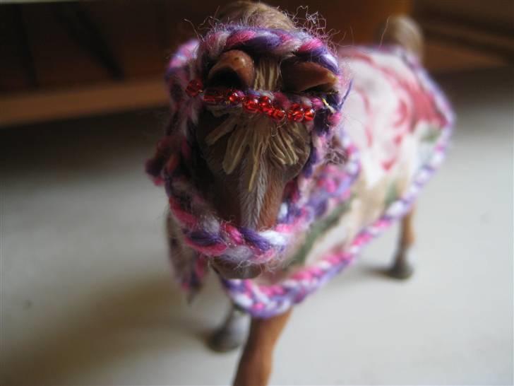 Mit Schleich udstyr - Sæt:
Rose dækken med lilla, pink og hvid flettet kant
Lilla, hvid og pink trense
Trensen har på monteret pandebånd med røde sten (perler) billede 18