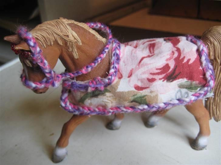 Mit Schleich udstyr - Sæt:
Rose dækken med lilla, pink og hvid flettet kant
Lilla, hvid og pink trense
Trensen har på monteret pandebånd med røde sten (perler) billede 19