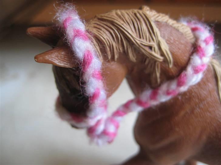 Mit Schleich udstyr - Trense
Lys rød, pink og hvid
Flettet
Uden pandebånd billede 30