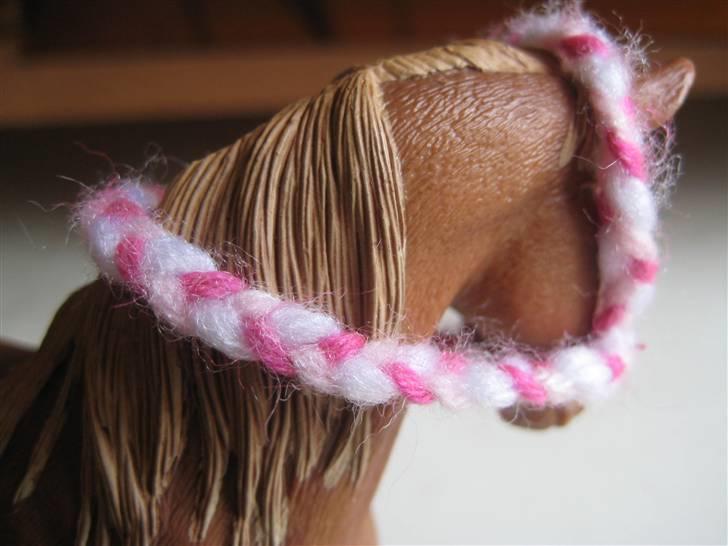 Mit Schleich udstyr - Trense
Lys rød, pink og hvid
Flettet
Uden pandebånd billede 32