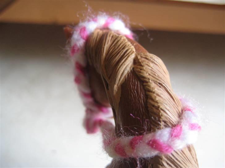 Mit Schleich udstyr - Trense
Lys rød, pink og hvid
Flettet
Uden pandebånd billede 33