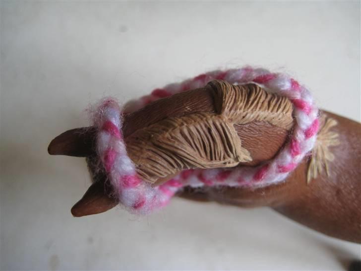 Mit Schleich udstyr - Trense
Lys rød, pink og hvid
Flettet
Uden pandebånd billede 34