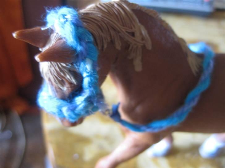 Mit Schleich udstyr - Sæt:
(På billedet fold grime med træktorv)

I sættet er:
Fold grime
Stævne grime
Trense
Stævne dækken

Lys blå, blå og turkis
Grime flettet, træktorv snoet billede 42