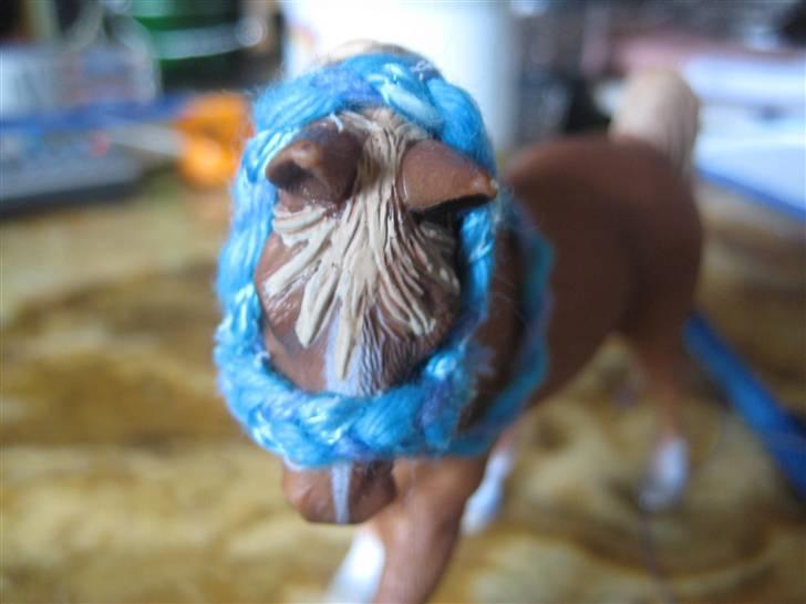 Mit Schleich udstyr - Sæt:
(På billedet fold grime med træktorv)

I sættet er:
Fold grime
Stævne grime
Trense
Stævne dækken

Lys blå, blå og turkis
Grime flettet, træktorv snoet billede 43