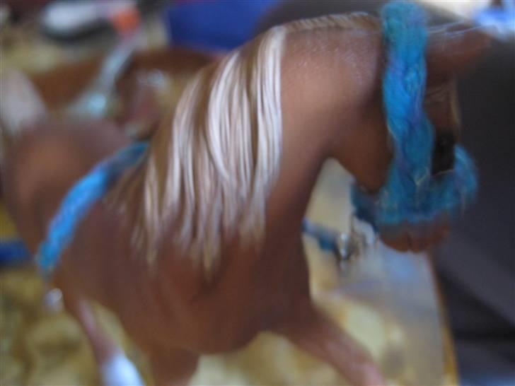 Mit Schleich udstyr - Sæt:
(På billedet fold grime med træktorv)

I sættet er:
Fold grime
Stævne grime
Trense
Stævne dækken

Lys blå, blå og turkis
Grime flettet, træktorv snoet billede 44