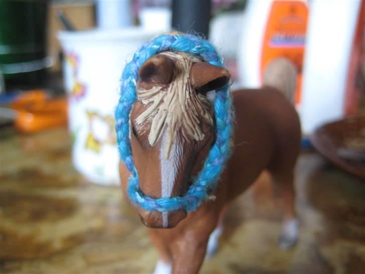 Mit Schleich udstyr - Sæt:
(På billedet stævne grime med træktorv)

I sættet er:
Fold grime
Stævne grime
Trense
Stævne dækken

Lys blå, blå og turkis
Grime flettet, træktorv snoet billede 47