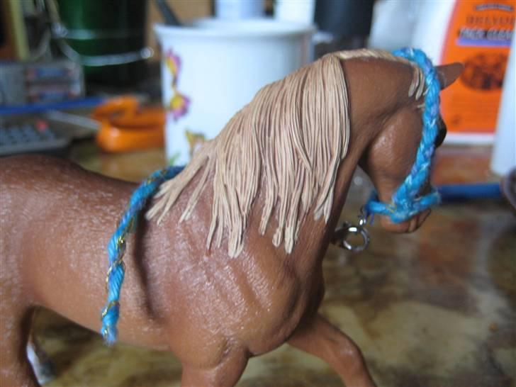 Mit Schleich udstyr - Sæt:
(På billedet stævne grime med træktorv)

I sættet er:
Fold grime
Stævne grime
Trense
Stævne dækken

Lys blå, blå og turkis
Grime flettet, træktorv snoet billede 48