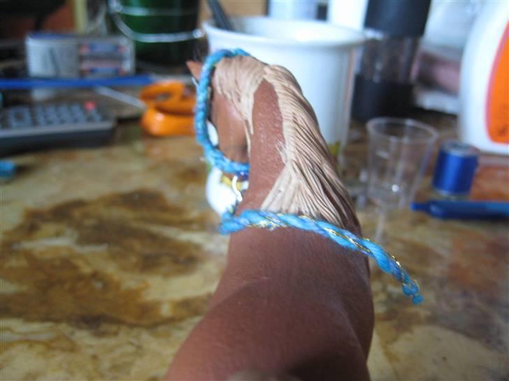 Mit Schleich udstyr - Sæt:
(På billedet stævne grime med træktorv)

I sættet er:
Fold grime
Stævne grime
Trense
Stævne dækken

Lys blå, blå og turkis
Grime flettet, træktorv snoet billede 49