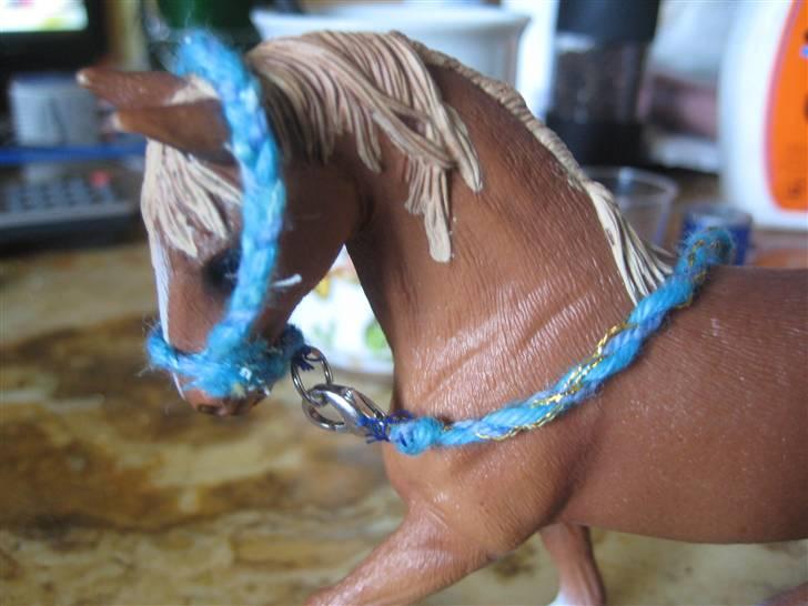 Mit Schleich udstyr - Sæt:
(På billedet stævne grime med træktorv)

I sættet er:
Fold grime
Stævne grime
Trense
Stævne dækken

Lys blå, blå og turkis
Grime flettet, træktorv snoet billede 50