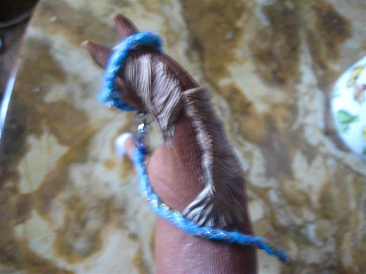 Mit Schleich udstyr - Sæt:
(På billedet stævne grime med træktorv)

I sættet er:
Fold grime
Stævne grime
Trense
Stævne dækken

Lys blå, blå og turkis
Grime flettet, træktorv snoet billede 51