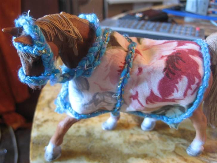 Mit Schleich udstyr - Sæt:
(På billedet trense med pandebånd og stævn dækken med kant)

I sættet er:
Fold grime
Stævne grime
Trense
Stævne dækken

Lys blå, blå og turkis
Flettet

Dæknet har en ram, som kan lukkes under bugen billede 52