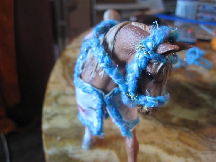 Mit Schleich udstyr - Sæt:
(På billedet trense med pandebånd og stævn dækken med kant)

I sættet er:
Fold grime
Stævne grime
Trense
Stævne dækken

Lys blå, blå og turkis
Flettet

Dæknet har en ram, som kan lukkes under bugen billede 53