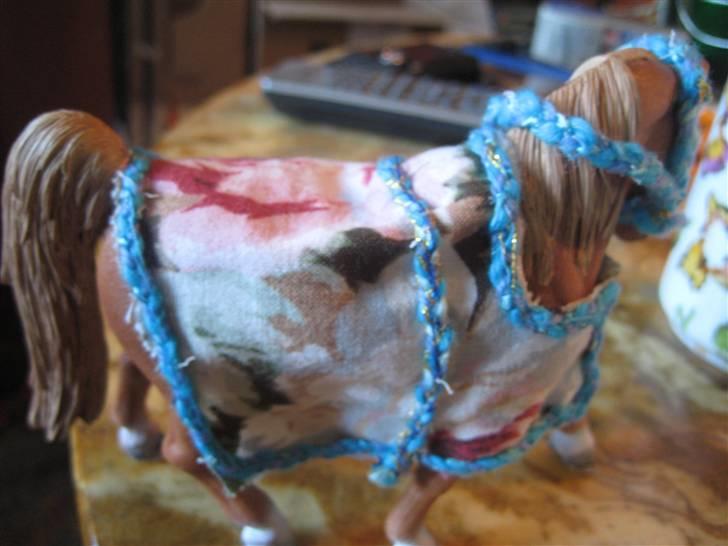 Mit Schleich udstyr - Sæt:
(På billedet trense med pandebånd og stævn dækken med kant)

I sættet er:
Fold grime
Stævne grime
Trense
Stævne dækken

Lys blå, blå og turkis
Flettet

Dæknet har en ram, som kan lukkes under bugen billede 54