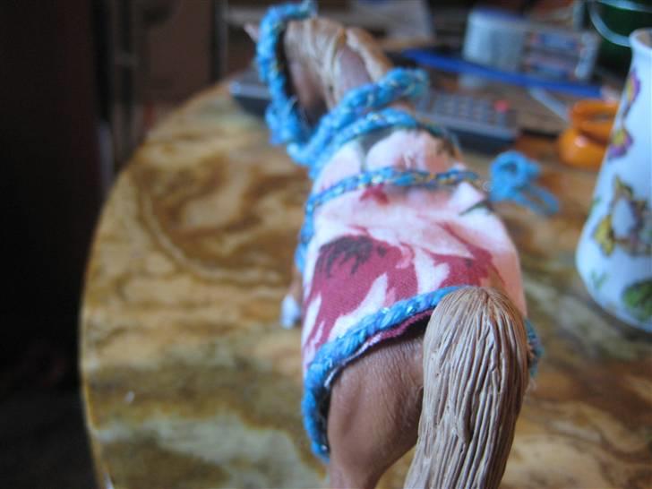 Mit Schleich udstyr - Sæt:
(På billedet trense med pandebånd og stævn dækken med kant)

I sættet er:
Fold grime
Stævne grime
Trense
Stævne dækken

Lys blå, blå og turkis
Flettet

Dæknet har en ram, som kan lukkes under bugen billede 55