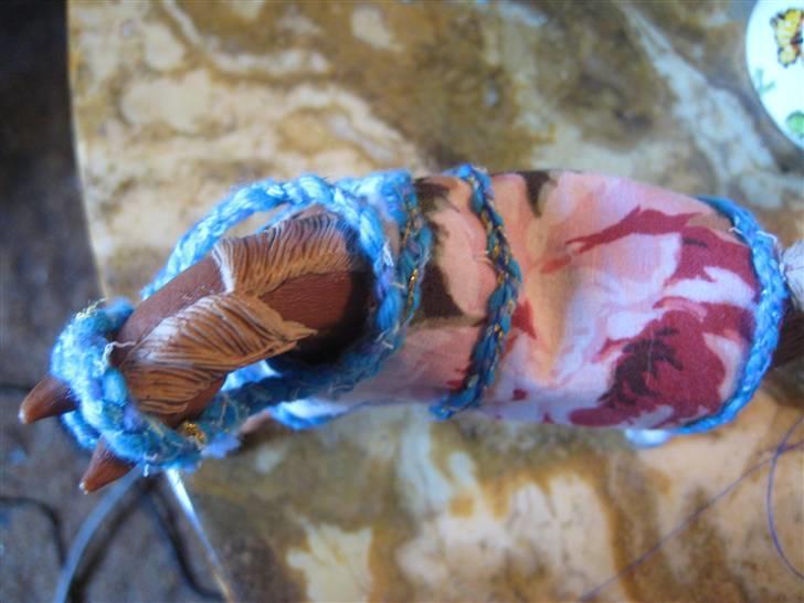 Mit Schleich udstyr - Sæt:
(På billedet trense med pandebånd og stævn dækken med kant)

I sættet er:
Fold grime
Stævne grime
Trense
Stævne dækken

Lys blå, blå og turkis
Flettet

Dæknet har en ram, som kan lukkes under bugen billede 56