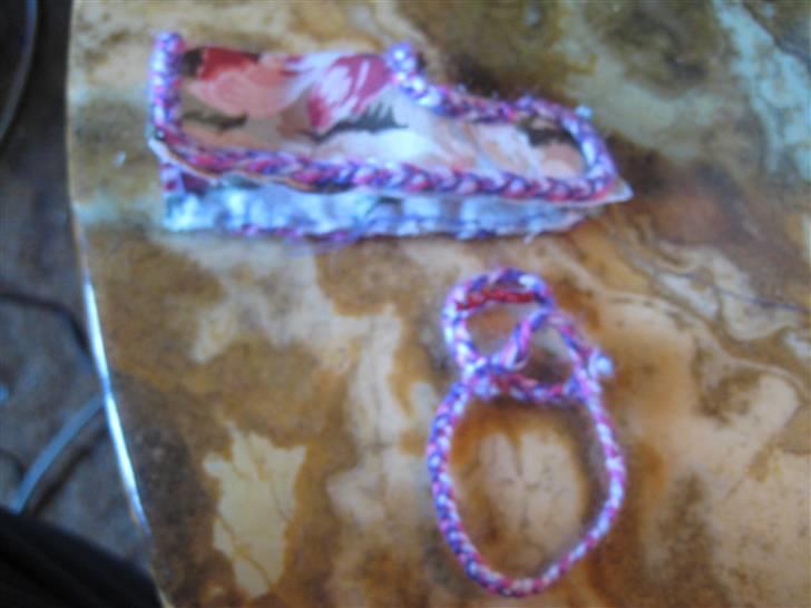 Mit Schleich udstyr - Sæt:
Rose dækken med lilla, pink og hvid flettet kant
Lilla, hvid og pink trense
Trensen har på monteret pandebånd med røde sten (perler) billede 59