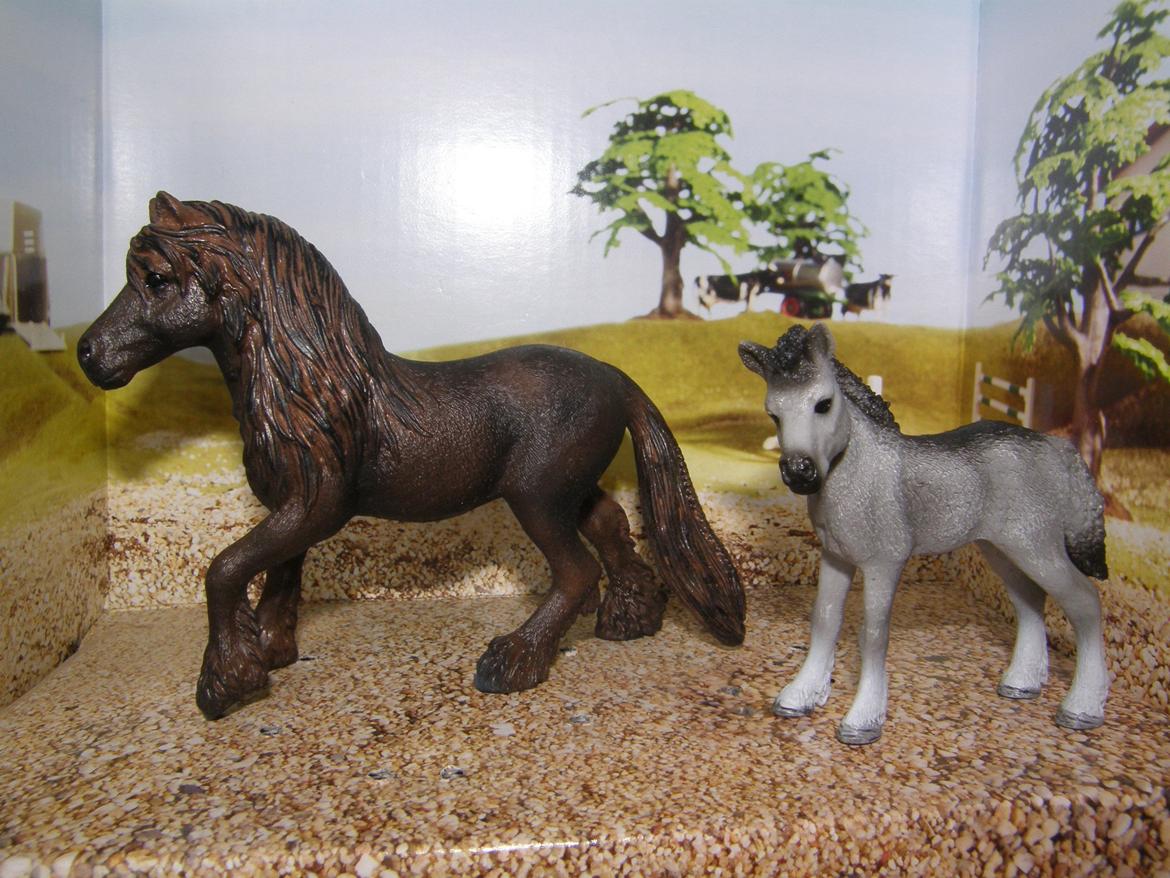 Mine Schleich Dyr - Navn: Willow. Race: Fell. Køn: Hoppe. Alder: 8 år. Navn: Hindbærgårdens Watch Me. Race: Fell. Køn: Hoppe. Alder: 3 uger. Stamtavel: Mor: Willow. Far: Aaron billede 165