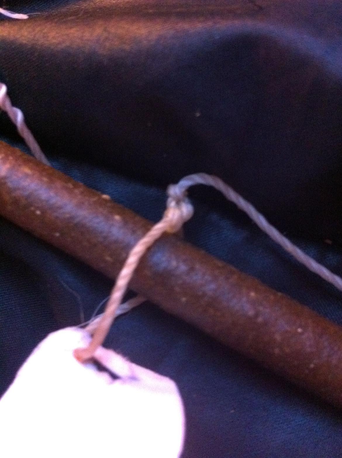 Guide, Julekalender!  - 9. Før hjertet ind på snoren, i det lille hul, du lavede med blyanten.  billede 9