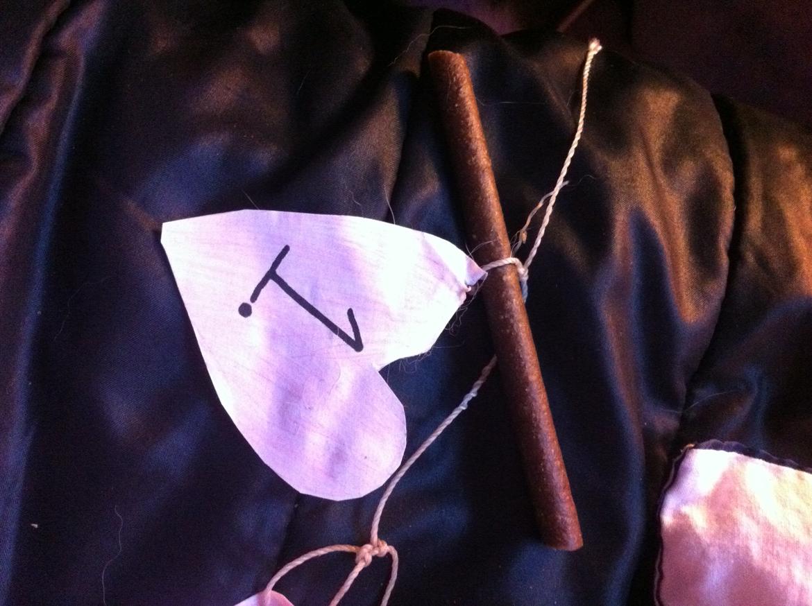 Guide, Julekalender!  - 10. Bind snoren rundt om godbidden, ved hjertet.  billede 10