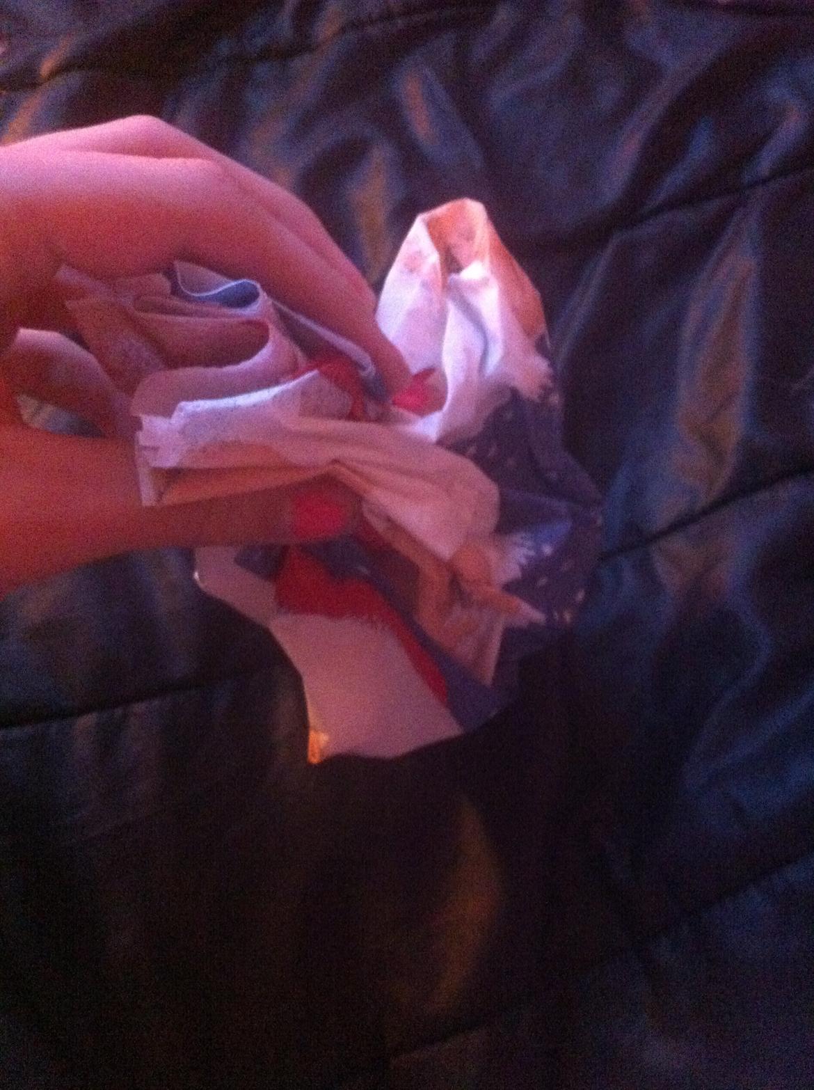 Guide, Julekalender!  - Fold posen sammen, i hver side, så der dannes en super sød lille pose.  billede 17