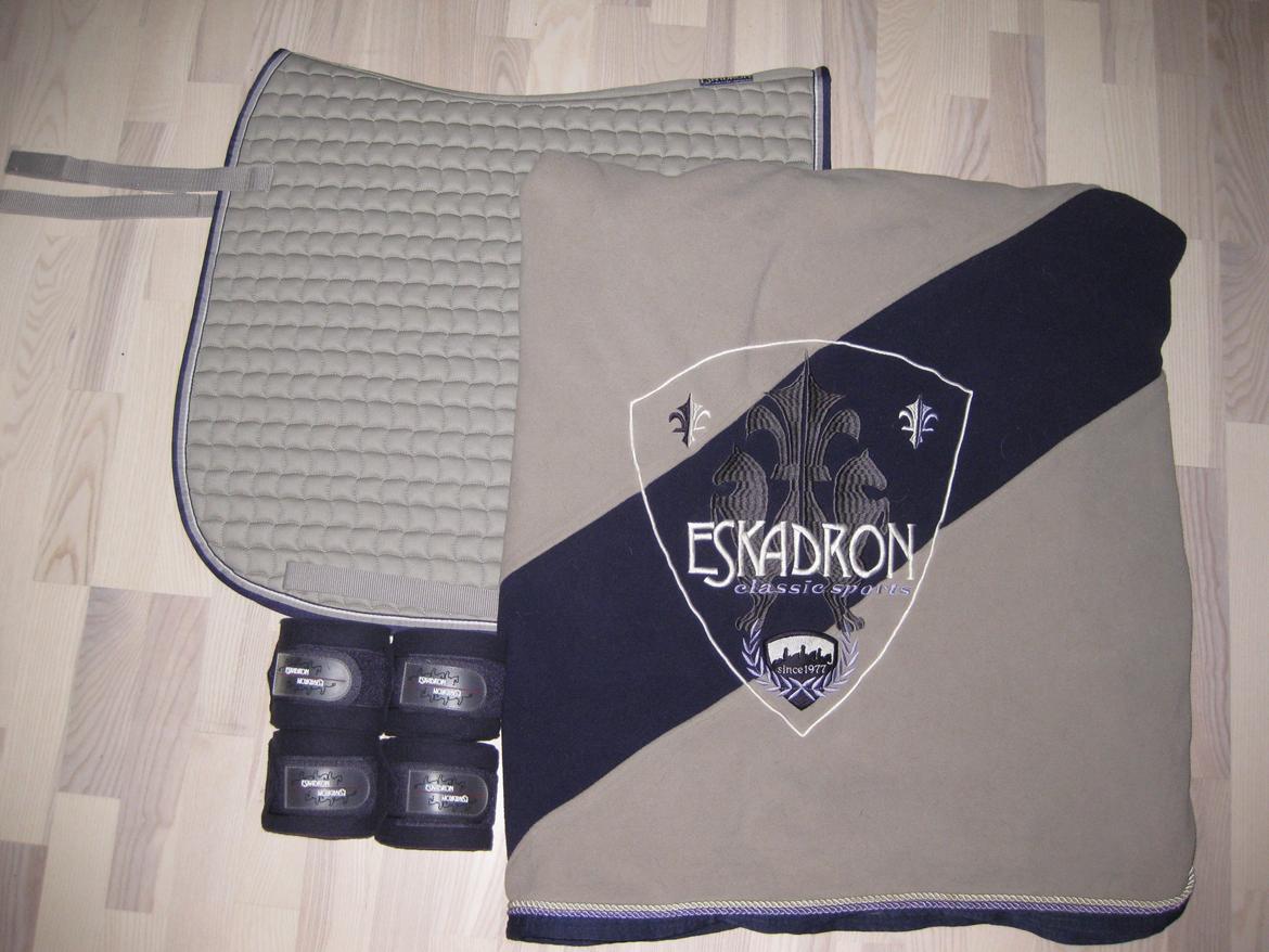 Ride-udstyr - ESKADRON sand underlag, aubergine bandager og sand-aubergine fleecetæppe. billede 2